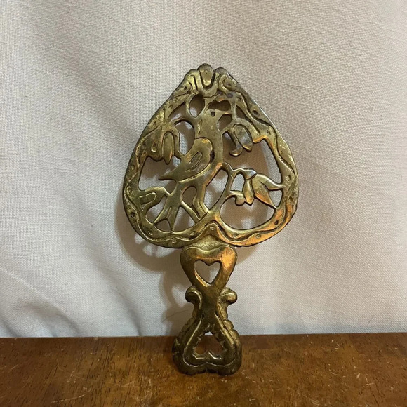 Vintage Antique Brass 6" 3 Footed Heart Bird Design Gold Trivet Decoration - Picture 7 of 7